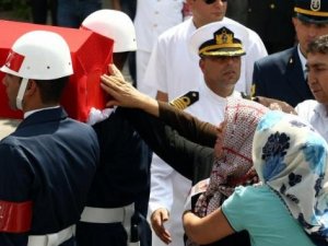 Şehit annesinin sözü bitiren fotoğrafı