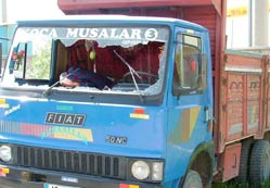 Hırsızlar kamyoneti bırakıp kaçtı