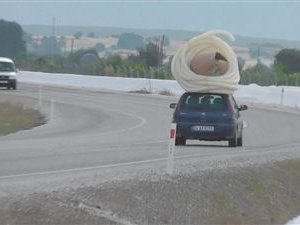 Yük taşıyan araçlar yollarda tehlike saçıyor