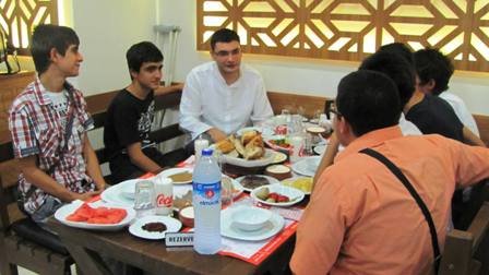 AK Partili liseli gençler iftarda buluştu