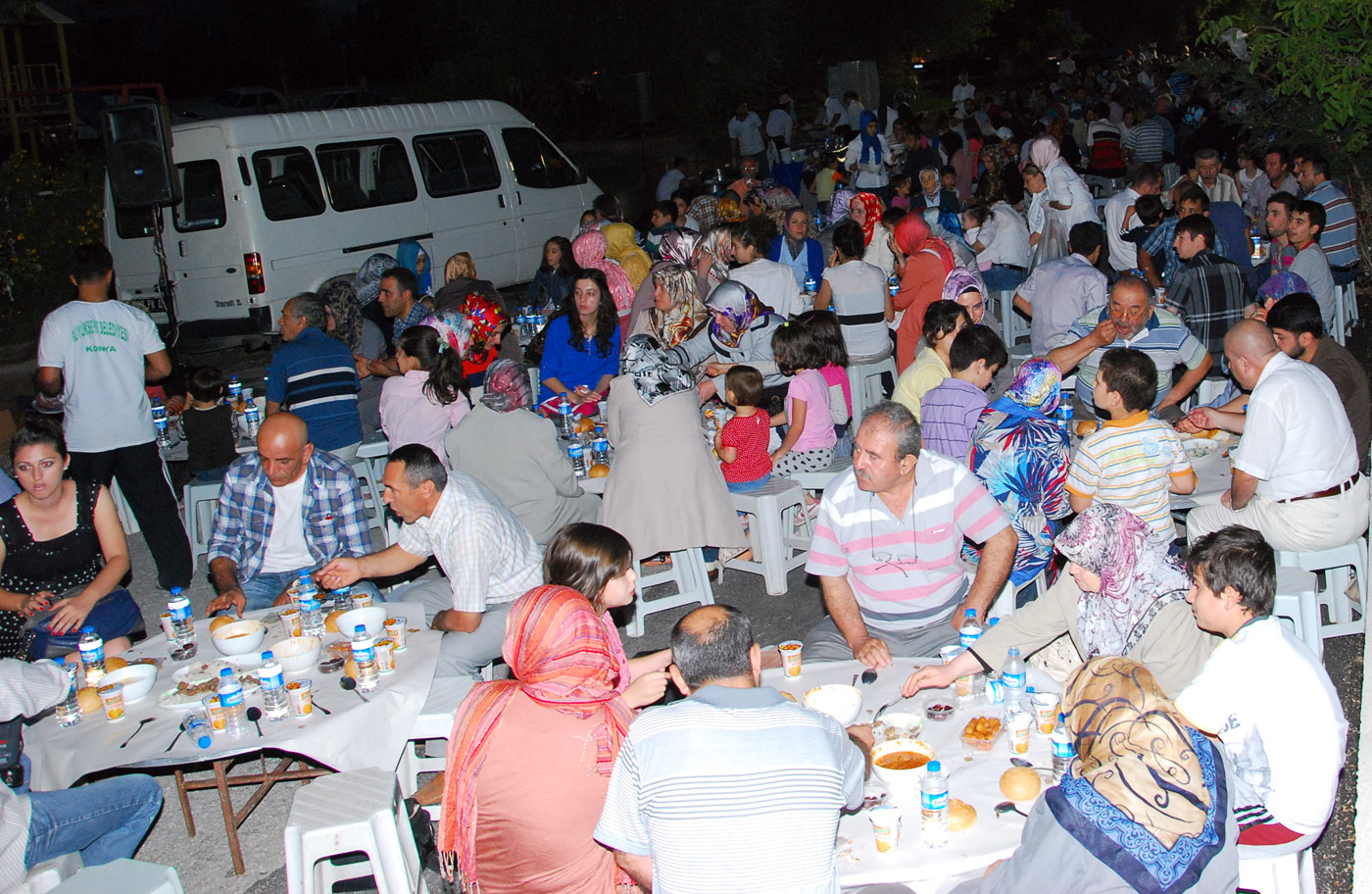 Binlerce kişi aynı sofrada