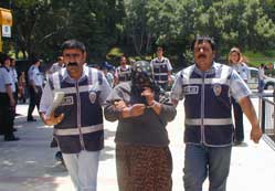 Hırsızlık iddiasıyla yakalandılar