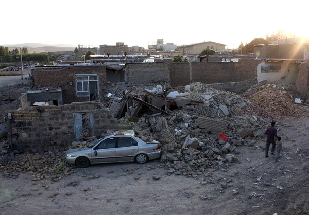 İran'ı 11 dakika arayla iki deprem vurdu