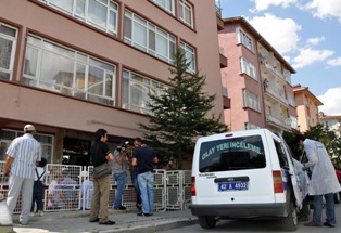 Emekli öğretmen evinde ölü bulundu