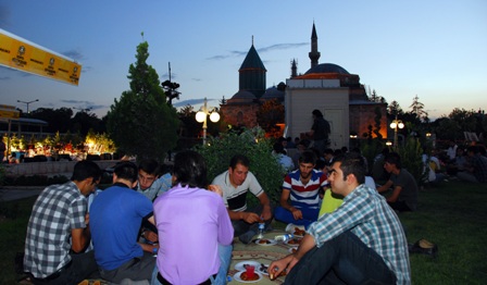 Konyalı gençlerden örnek davranış