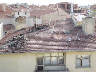 Çatıdan düşen parçalar korkutuyor