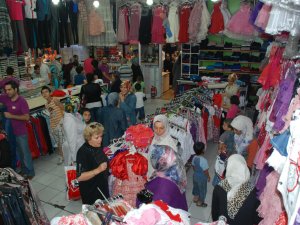 Bayram öncesi 200 çocuk giydirildi