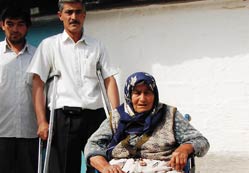 Yürüme engelli kadına sakat arabası