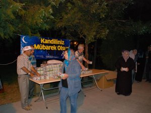 Karatay Belediyesi cemaate kandil simidi dağıttı