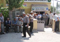 Çumralı çiftçilerden oturma eylemi