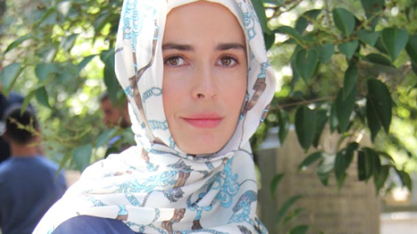 Pelin Batu başörtü örttü