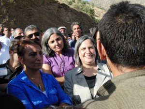 PKK'lılarla kucaklaşan vekillere inceleme