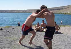 Acıgöl’de plaj güreşi