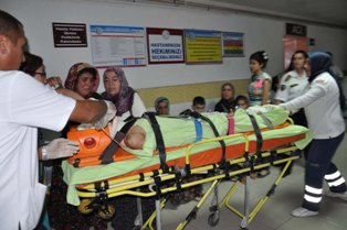 Kayalıklardan düşen genç yaralandı