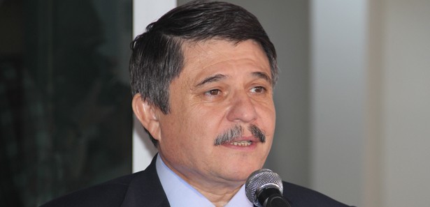Gerçeği gizlemek için bakanı taşladılar