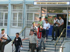 Zorla fuhuş yaptıran 2 kişi yakaland