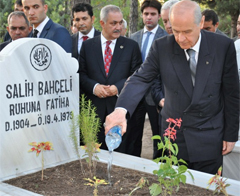 Bahçeli'den ailesine kabir ziyareti