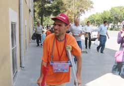 Özürlü genç sakız satarak geçiniyor