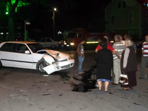 Otomobille kamyonet çarpıştı: 7 yaralı