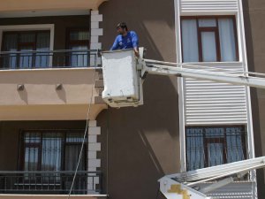 Elektriği kesmeye gitti havada mahsur kaldı