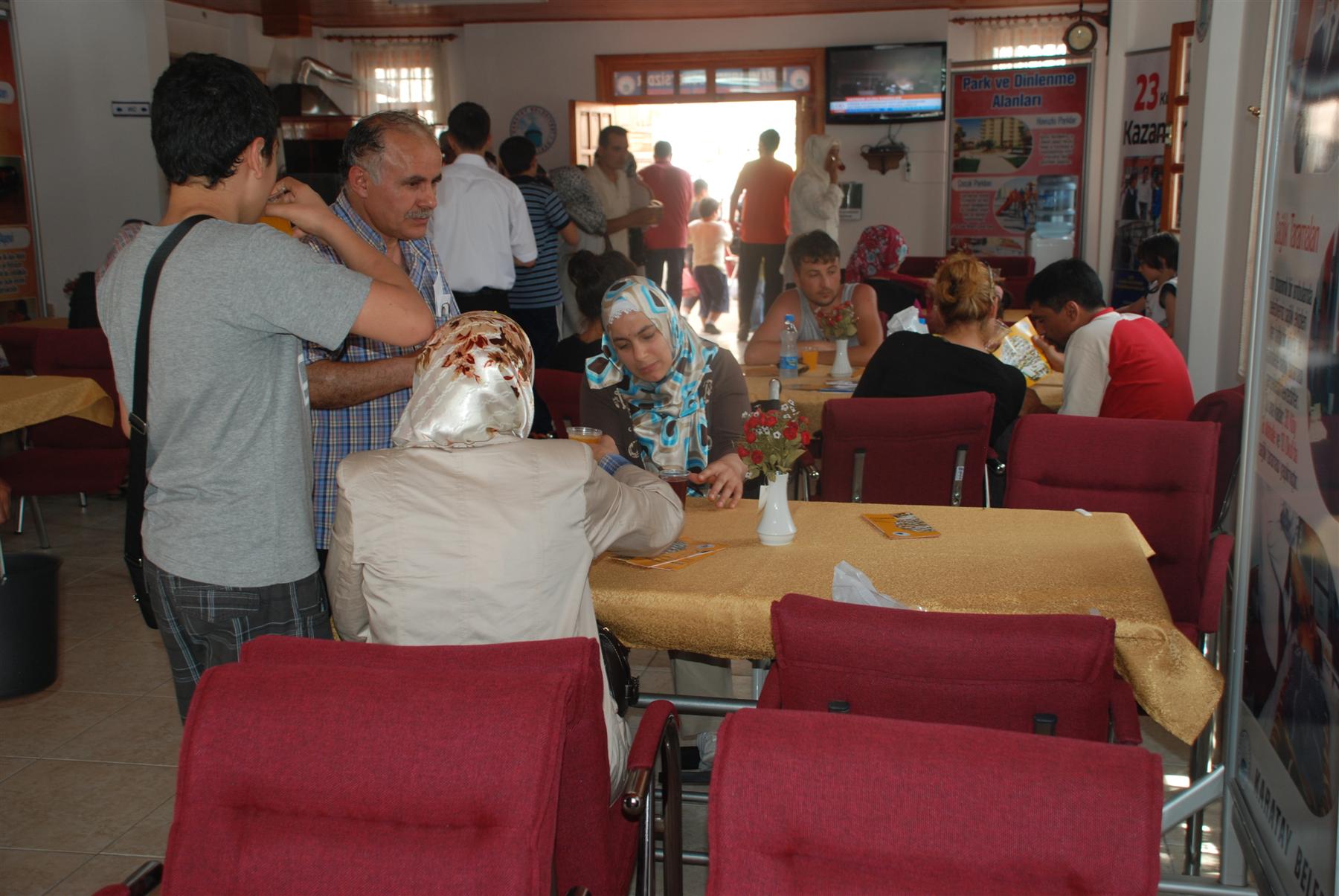 Ziyaretçilere teşhir merkezinde ikram