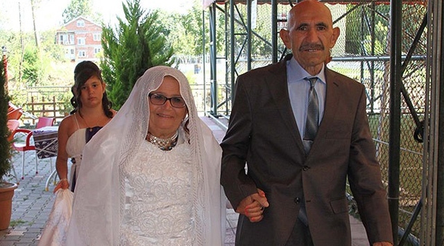 Eşine 50 yıl sonra gelinlik giydirdi