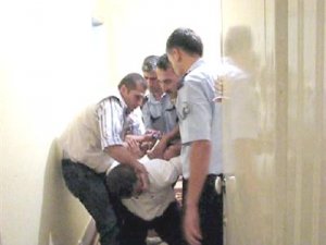13 yaşındaki kızının ihbarı ile kurtarıldı