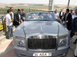 Ağaoğlu üstü açık arabasıyla Diyarbakır'da