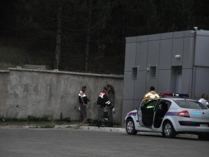 Ailesini rehin aldı