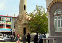 Yol ortasında kalan minare taşınacak