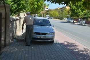 Görme engellilerin kaldırım isyanı