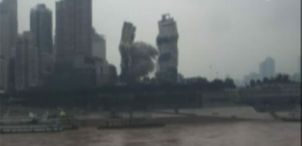 İki dev bina 3 saniyede yıkıldı