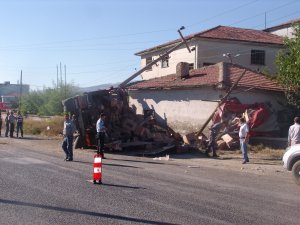 Kargo kamyonu devrildi: 2 yaralı