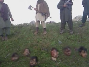 Askerlerin kafasını kesip poz verdiler!