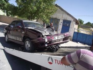 Otomobil duvara çarptı: 1 yaralı