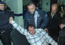Alkollü şahıs yerlerde süründü