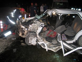 Otobüs otomobille çarpıştı: 17 yaralı