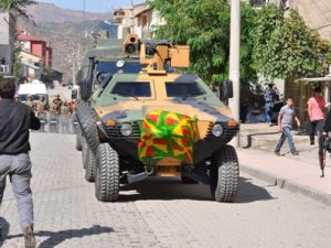 Askeri araca PKK bayrağı