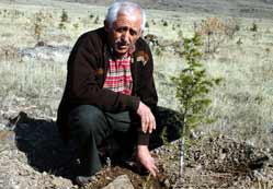 Emekli öğretmen kendini köyüne adadı