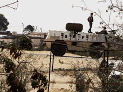 Mısır'da bir kabile silah bırakıyor