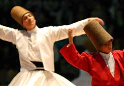 Kırmızılı semazen törene renk kattı