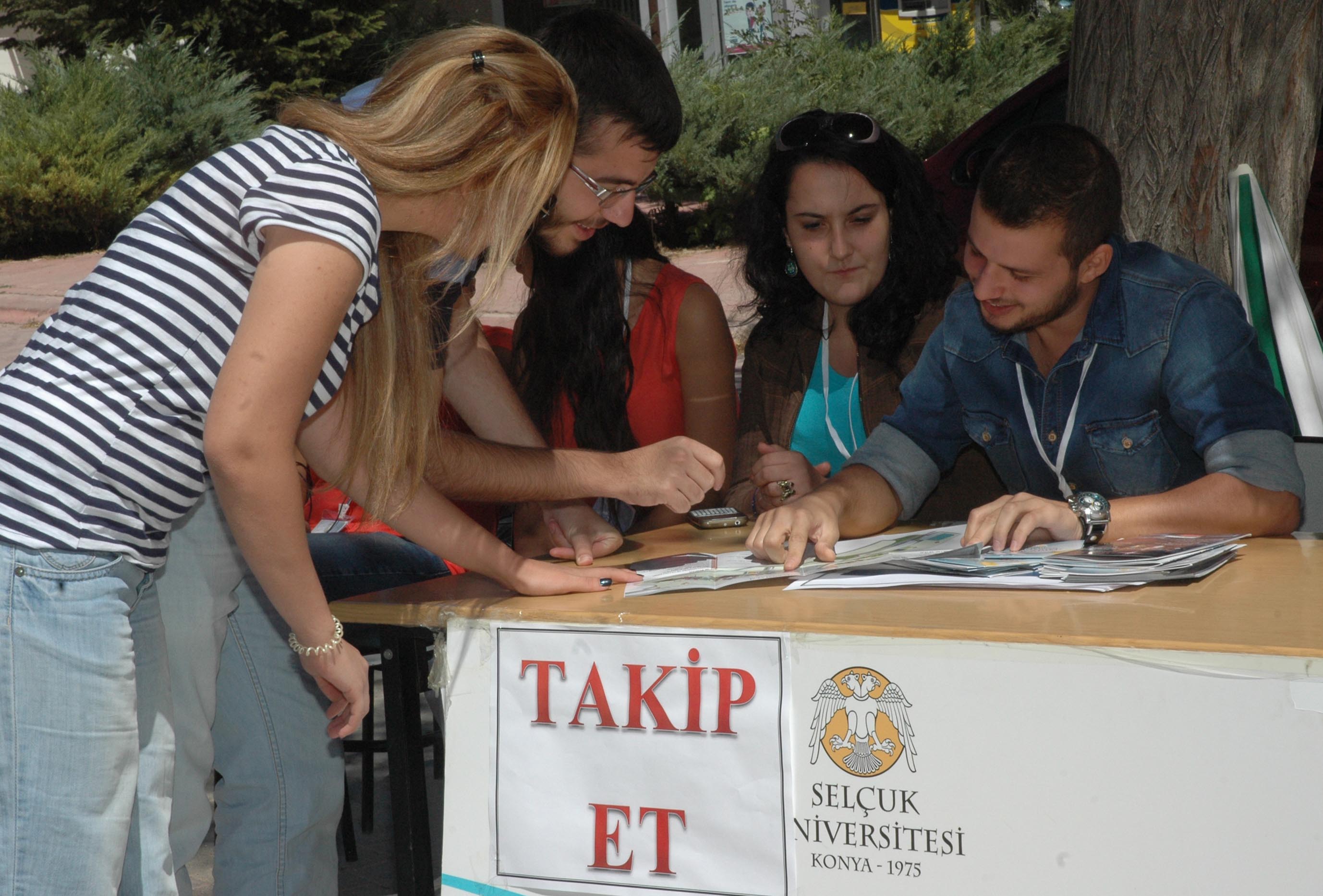 Üniversite öğrencilerine rehberlik yapıyorlar
