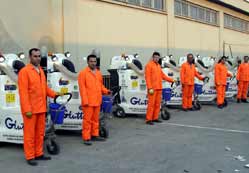 Yollar vakumlu araçlarla temizleniyo