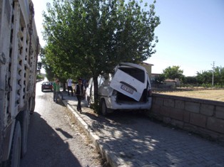 Minübüs ağaçla duvarın arasına sıkıştı
