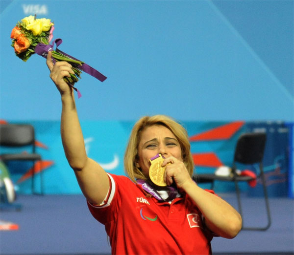 Olimpiyatlarda tek altın Nazmiye Muslu'dan