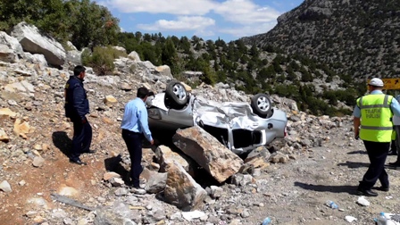 Otomobil şarampole devrildi