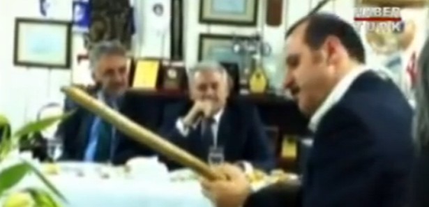 Ak Partili bakanlardan türkü resitali
