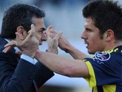 Emre Aykut Kocaman'a yumruk sallamış