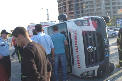 Ambulans devrildi: 3 yaralı