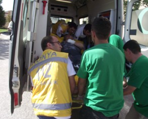 Eşiyle tartıştı bileklerini kesti